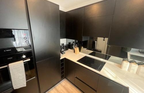 Kenley House | Luxury 4BR Home with Hot Tub, Sleep 8, Free Parking, Garden