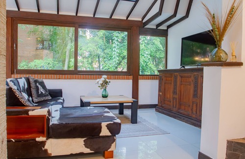 Los Naranjos House | Luxury 4BR house near el Tesoro- 10 min walk