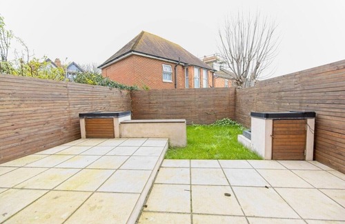Folkestone House | Luxury 5-Bed Family Home | Private 2-Car Parking