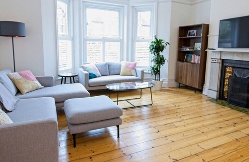 Folkestone House | Luxury 5-Bed Family Home | Private 2-Car Parking