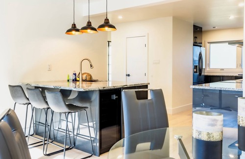 London House | Luxury 5-Bed London Retreat: Hot Tub & Sauna + Prime Location, Ultimate Comfort!