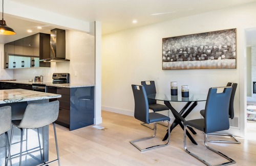 London House | Luxury 5-Bed London Retreat: Hot Tub & Sauna + Prime Location, Ultimate Comfort!