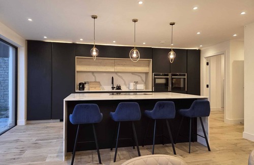 Gawcott House | Luxury 5 Bed with Super King 4 poster nr Bicester