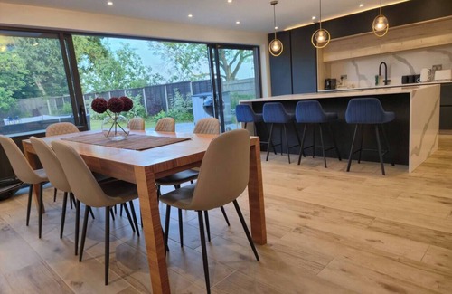 Gawcott House | Luxury 5 Bed with Super King 4 poster nr Bicester