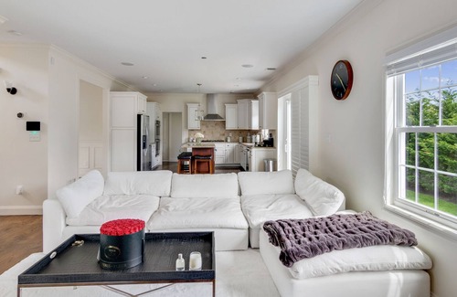 East Massapequa House | Luxury 5 bedroom, close to water, park in yard