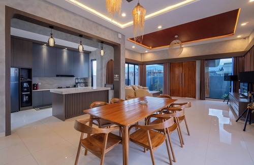 Cisarua Villa | Luxury 5-bedroom villa in beautiful West Java with AC, WiFi, Private Pool