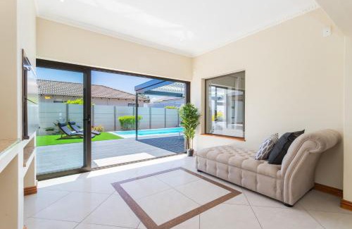 West Beach House | Luxury 5 Bedroom Villa with Heated Pool and Inverter in Blouberg