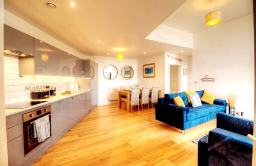 Hayling Island Condo | Luxury 5* Marina Apartment