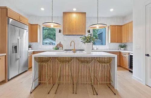 East Cesar Chavez House | Luxury 5BR East Austin + Rooftop & Pool/Hot Tub