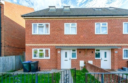 Petham House | Luxury 5BR House, Chartham,Canterbury With Hot Tub