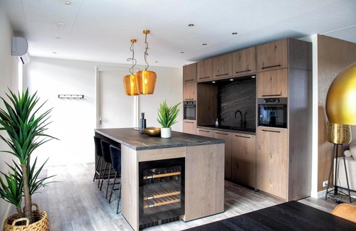 Maasbree House | Luxury 6-person lodge with three bathrooms, wine fridge and spacious terrace extending 12 metres over the lake.