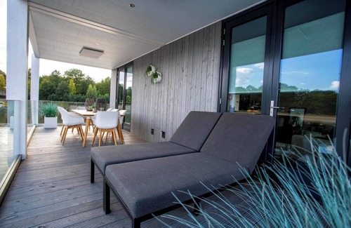 Maasbree House | Luxury 6-person lodge with three bathrooms, wine fridge and spacious terrace extending 12 metres over the lake.