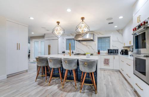 Old Bethpage House | Luxury 6BR House with Pool & Outdoor BBQ