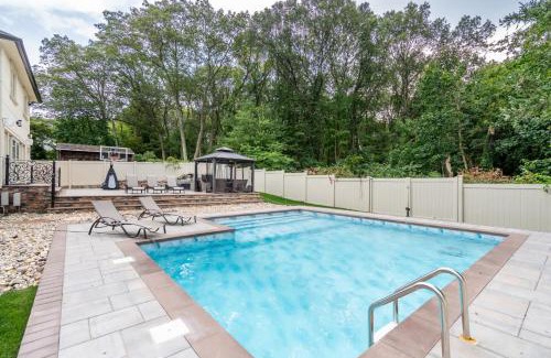 Old Bethpage House | Luxury 6BR House with Pool & Outdoor BBQ