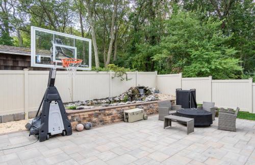 Old Bethpage House | Luxury 6BR House with Pool & Outdoor BBQ