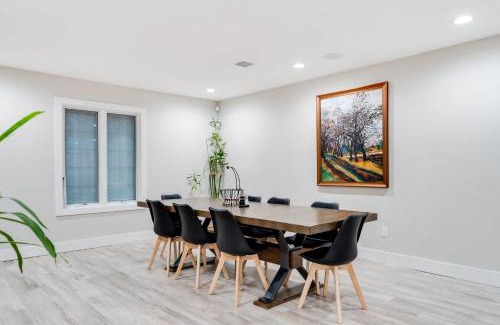 Old Bethpage House | Luxury 6BR House with Pool & Outdoor BBQ