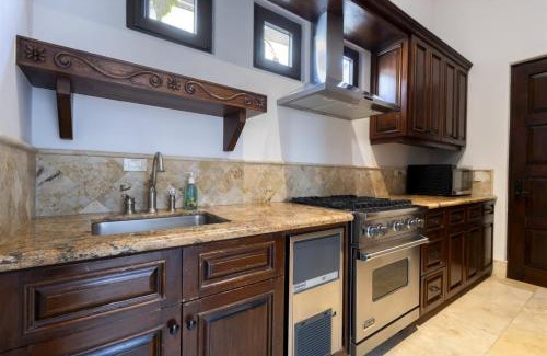 Centro Villa | Luxury 7-BD Hacienda-Style Villa with Butler & Staff