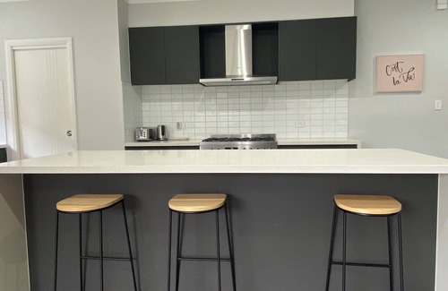 Gledswood Hills House | Luxury 7-bedroom home sleeps 16 Guests.