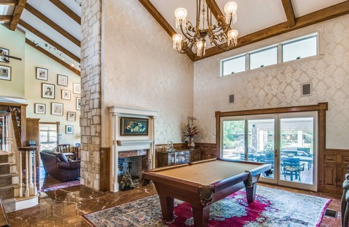Boerne Cabin | Luxury 7 bedroom-8 bath 10,000+ SF Ranch Lodge in Texas Hill Country -16 guests