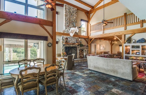 Boerne Cabin | Luxury 7 bedroom-8 bath 10,000+ SF Ranch Lodge in Texas Hill Country -16 guests