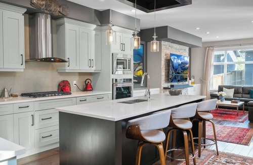 Banff Trail House | Luxury AC Home in Great Neigbourhood