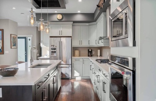 Banff Trail House | Luxury AC Home in Great Neigbourhood