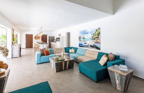 Jan Thiel Villa | Luxury accommodation for 22 people within walking distance of Jan Thiel Beach