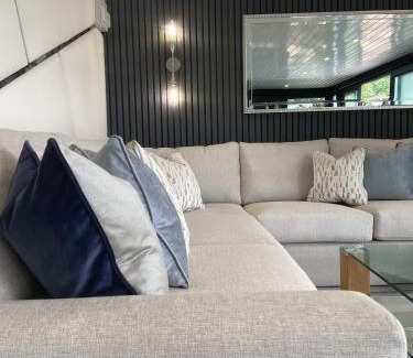 Winslow Apartment | Luxury and Style - The Garden Room