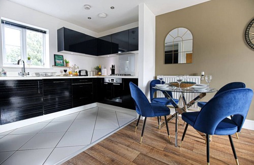 Milton Keynes Apartment | Luxury Apartment with Balcony, Parking & Fast Wifi