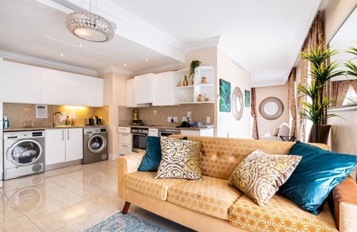 Cape Town City Centre Apartment | Luxury Apartment near famous V& A Waterfront, Cape Town