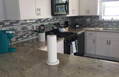 Asbury Park Apartment | Luxury Apt! 2 & 1/2 Blocks to Ocean. Loc on 2nd Flr 3bd/2bth balcony!