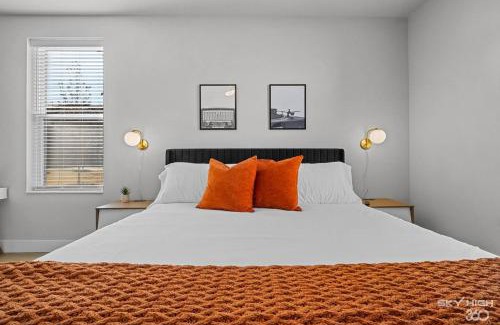 Rogers Apartment | Luxury Apt, Gym, King Bds, Comfy Sectional