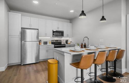 Rogers Apartment | Luxury Apt, Gym, King Bds, Comfy Sectional