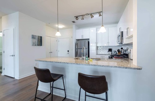 Downtown Apartment | Luxury Apt with Gym and Pool