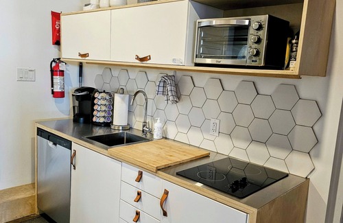 The Blue Mountains Ski Chalet | Luxury B & B 2 bdrm Chalet unit w/private yard, hottub, walk to ski and village