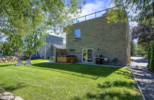 The Blue Mountains Ski Chalet | Luxury B & B 2 bdrm Chalet unit w/private yard, hottub, walk to ski and village