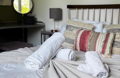 Pitchcombe House | Luxury Barn Conversion with Hot Tub- 'Blackbird'