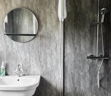 Pitchcombe House | Luxury Barn Conversion with Hot Tub- 'Blackbird'