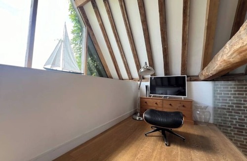 Beccles House | Luxury Barn with Pool Table & Stunning Views 9 miles from Southwold Pet friendly