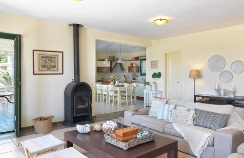 Kilada Villa | Luxury Beachfront Villa with Swimming pool and Tennis Court