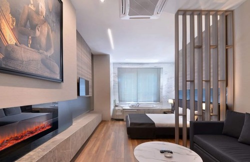 Gayrettepe Apartment | Luxury Beşiktaş Haven with Jacuzzi Near Historic Istanbul. Free Wifi