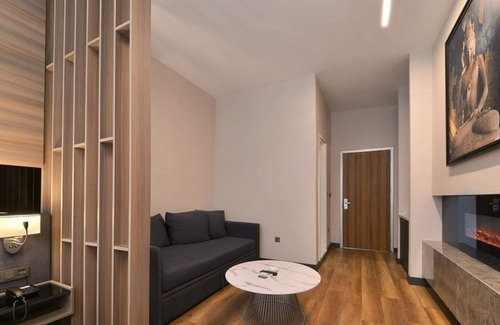 Gayrettepe Apartment | Luxury Beşiktaş Haven with Jacuzzi Near Historic Istanbul. Free Wifi