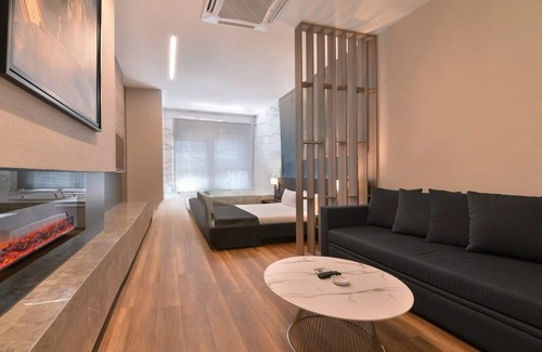 Gayrettepe Apartment | Luxury Beşiktaş Haven with Jacuzzi Near Historic Istanbul. Free Wifi