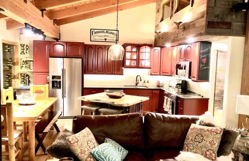 Mammoth Lakes Condo | Luxury Black Pass, lift tix benefits, Ski-in-out, Bike-in-out, Stunning Views