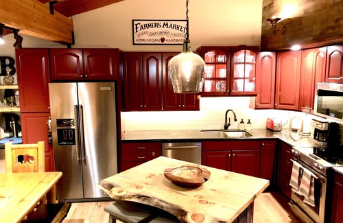 Mammoth Lakes Condo | Luxury Black Pass, lift tix benefits, Ski-in-out, Bike-in-out, Stunning Views