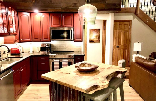 Mammoth Lakes Condo | Luxury Black Pass, lift tix benefits, Ski-in-out, Bike-in-out, Stunning Views