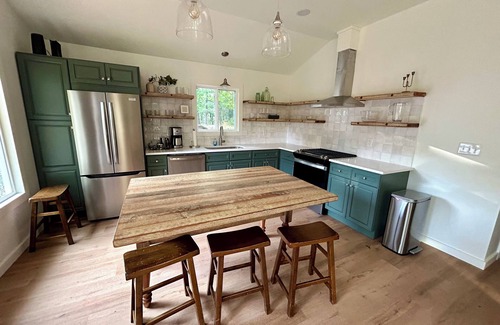 Travelers Rest House | Luxury Bungalow w/Scenic Tree View - near Travelers Rest & Furman University.