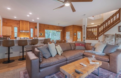 Mount Hood Village House | Luxury by the river, Hot tub, close to hiking trails!