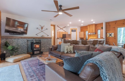Mount Hood Village House | Luxury by the river, Hot tub, close to hiking trails!