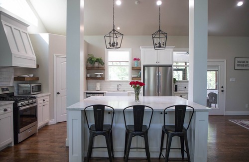 Quinlan Cabin | LUXURY CABIN 50 MIN FROM DALLAS ON 126 LUSH ACRES